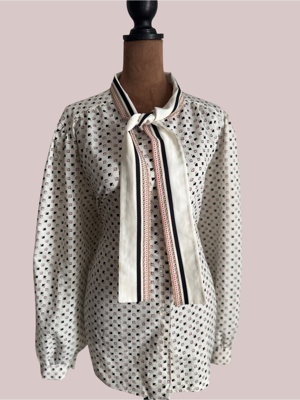 1970s VTG P-bowTie-Neck Printed Blouse in Cream with Contrast Stripes